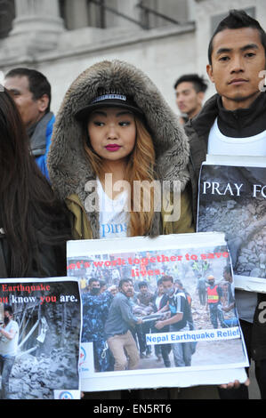 Trafalgar Square, London, UK. 28. April 2015. Mitglieder des britischen nepalesische Gemeinschaft halten Gebete auf dem Trafalgar Square für die betroffenen des Erdbebens, die mehr als 4.500 Menschen in Nepal getötet hat. "Betet für Nepal", Vigil wird vom Londoner Universitäten Nepali Gesellschaft organisiert. Bildnachweis: Matthew Chattle/Alamy Live-Nachrichten Stockfoto