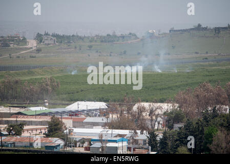 Jerusalem. 28. April 2015. Eine allgemeine Ansicht zeigt Rauch steigt aus einem Feld in den Golanhöhen Israel annektiert, nach Syrien schlug nördlichen Golanhöhen am 28. April 2015 zwei Mörsern beschossen. Zwei Mörsergranaten abgefeuert aus Syrien Hit den im Anhang der israelischen Golan-Höhen am Dienstag, aber verursacht keine Schäden oder Verluste, israelische Beamte sagten. Ein Sprecher mit dem israelischen Militär sagte in einer Erklärung fiel der Mörtel auf freiem Feld in der Nähe der israelischen Siedlung Odem und Quneitra, einer Kreuzung Region nahe der Grenze zu Israel und Syrien. Bildnachweis: JINI/Ayal Margolin/Xinhua/Alamy Live-Nachrichten Stockfoto