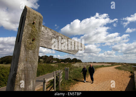 Wanderweg-Zeichen vor einem bewölkten blauen Himmel auf dem Solent Weg in den New Forest-UK Stockfoto