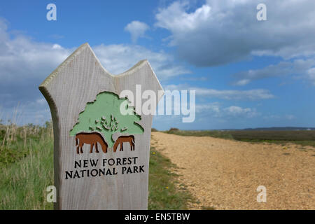 New Forest National Park Zeichen gegen blau bewölktem Himmel Stockfoto