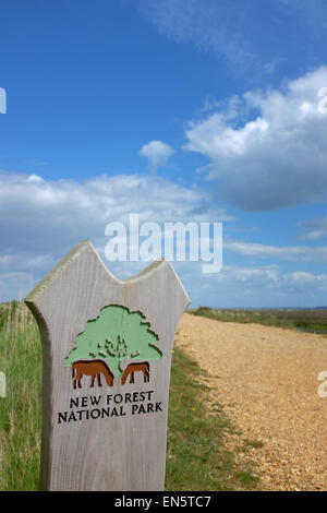 New Forest National Park Zeichen gegen blau bewölktem Himmel Stockfoto