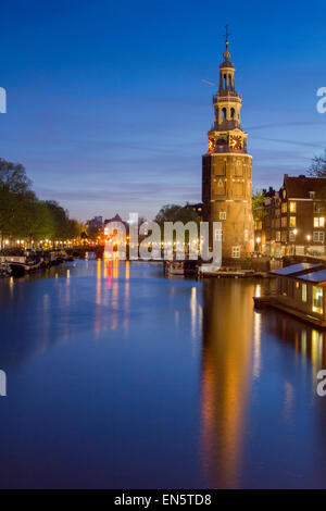 Montelbaansturm bei Nacht, Amsterdam, Holland Stockfoto