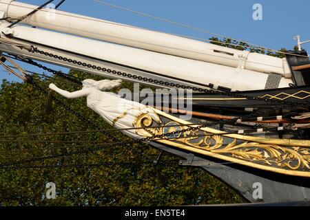 Die Cutty Sark, historische Tee-Clipper in Greenwich, London, England. Nahaufnahme der Galionsfigur und Bogen Stockfoto