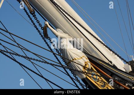 Die Cutty Sark, historische Tee-Clipper in Greenwich, London, England. Nahaufnahme der Galionsfigur. Stockfoto