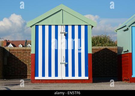 Bunte Strandhütte auf der Promenade in Hove in Brighton, East Sussex, England Stockfoto