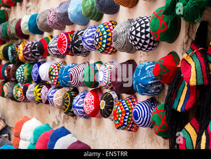 Bunte Souvenirs im Markt Essaouira in Marokko Stockfoto