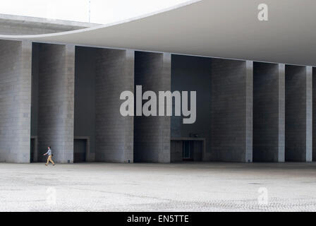 Blick auf eine abstrakte Zement-Denkmal-Struktur im Parque Das Nacoes Bereich in Lissabon Stockfoto