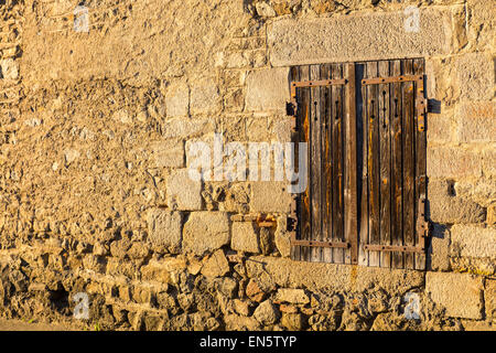 Ein shuttered Fenster. Ein Blick auf Aubusson d ' Auvergne, einem kleinen Dorf in Frankreich. Stockfoto