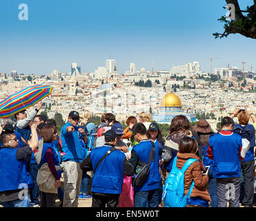 Jerusalem, Israel - 18. April 2015: Der Guide zeigt die Altstadt von Jerusalem-Ansicht für die Touristen. Stockfoto