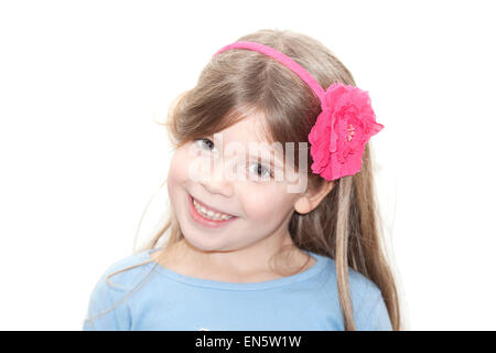 glückliches Mädchen mit Blume Kopfband Blick in die Kamera Stockfoto