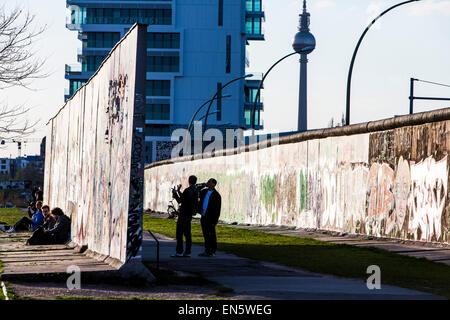 East Side Gallery Par der ehemaligen Berliner Mauer, gemalt von Künstlern Form rund um die Welt, open Air Museum, Berlin Stockfoto