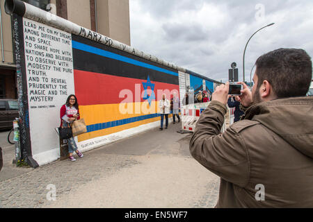 East Side Gallery Par der ehemaligen Berliner Mauer, gemalt von Künstlern Form rund um die Welt, open Air Museum, Berlin Stockfoto