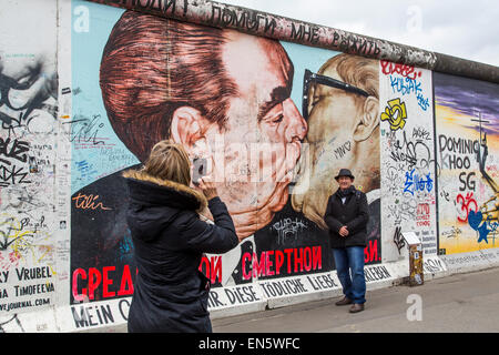 East Side Gallery Par der ehemaligen Berliner Mauer, gemalt von Künstlern Form rund um die Welt, open Air Museum, Berlin Stockfoto