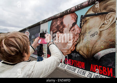 East Side Gallery Par der ehemaligen Berliner Mauer, gemalt von Künstlern Form rund um die Welt, open Air Museum, Berlin Stockfoto