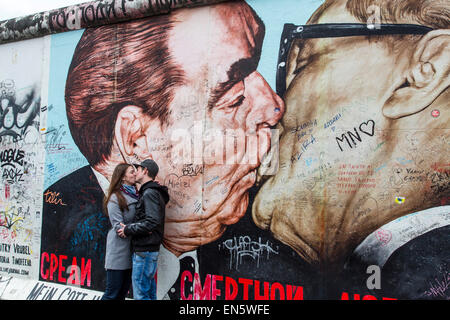 East Side Gallery Par der ehemaligen Berliner Mauer, gemalt von Künstlern Form rund um die Welt, open Air Museum, Berlin Stockfoto