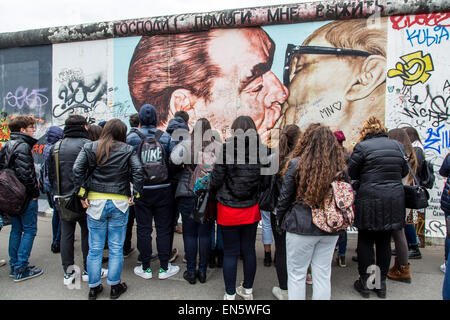 East Side Gallery Par der ehemaligen Berliner Mauer, gemalt von Künstlern Form rund um die Welt, open Air Museum, Berlin Stockfoto