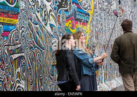 East Side Gallery Par der ehemaligen Berliner Mauer, gemalt von Künstlern Form rund um die Welt, open Air Museum, Berlin Stockfoto