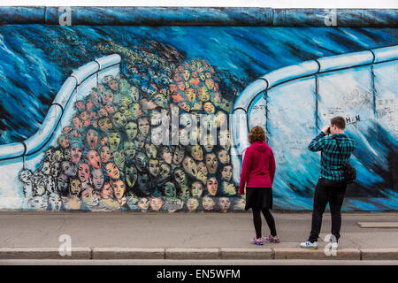 East Side Gallery Par der ehemaligen Berliner Mauer, gemalt von Künstlern Form rund um die Welt, open Air Museum, Berlin Stockfoto