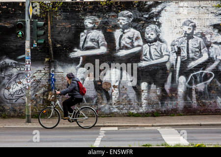 East Side Gallery Par der ehemaligen Berliner Mauer, gemalt von Künstlern Form rund um die Welt, open Air Museum, Berlin Stockfoto