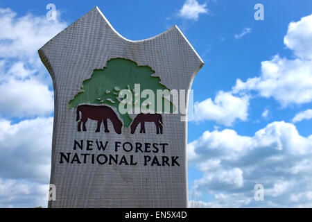 New Forest National Park Zeichen gegen blau bewölktem Himmel Stockfoto