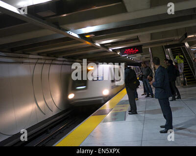 "Bart" (Bay Area Rapid Transit) Anreise u-Markt St. Station San Francisco Kalifornien USA Stockfoto