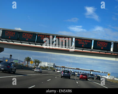 Autobahnabfahrten der Interstate 80 und Bankschilder für FasTrak-Zahlungen in Dollar an der beleuchteten Gantry über den Highway der Interstate 80 nach San Francisco City, Kalifornien, USA Stockfoto