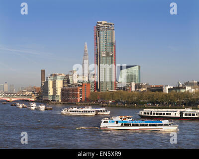 Blick vom Waterloo Bridge mit London Eye River Cruise Boot und South Bank Tower, The Shard und Oxo hinter SouthBank London Stockfoto