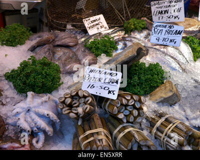 Fischhändler Anzeige der britischen Meeresfrüchte einschließlich Messermuscheln, Dorade und Octopus im Borough Market Southwark London Stockfoto