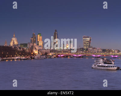 City of London und die Themse von Waterloo Bridge gesehen klar Sonnenuntergang Dämmerung London UK Stockfoto