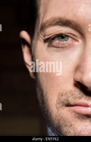 Engen Porträt eines überzeugt mit hohem Kontrast Beleuchtung mit Sonnenbrille. Mit Bartstoppeln. Stockfoto