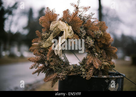 Toten Kranz sitzen in Müll im Friedhof Stockfoto