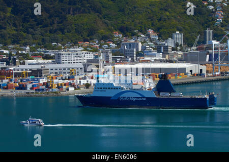 Bluebridge Fähre, Thorndon Containerterminal und Wellington Harbour, Wellington, Nordinsel, Neuseeland Stockfoto