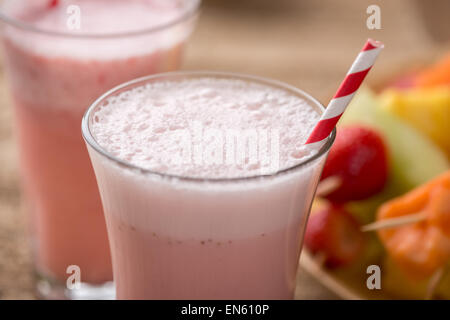 Erdbeer-Smoothies und Obst Kabobs - Obst am Spieß - auf Tablett Stockfoto