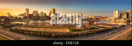 Baltimore Skyline Panorama bei Sonnenuntergang, von Federal Hill gesehen Stockfoto