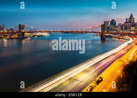 Brooklyn Bridge und mit Verkehr Wege auf den FDR Drive in der Abenddämmerung