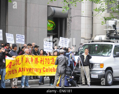 San Francisco, USA. 28. April 2015. Demonstranten sind an einer Demonstration gegen japanische Premierminister Shinzo Abe fortgesetzten Bemühungen um historische Fakten in San Frnacisco, Kalifornien, USA, am 28. April 2015 verzerrt gesehen. Hunderte von chinesischen und koreanischen Amerikaner gingen auf die Straße am Dienstag in San Francisco, fordern eine Entschuldigung vom Besuch der japanische Premierminister Shinzo Abe. Bildnachweis: Xu Yong/Xinhua/Alamy Live-Nachrichten Stockfoto