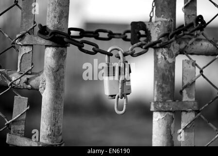 Verlassene Werkstor Complex in Nahaufnahme in schwarz / weiß Stockfoto