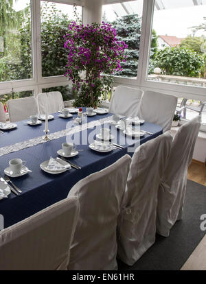 Schöne Familie Frühstückstisch im Zimmer "garden" in Deutschland Stockfoto