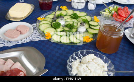 Frühstückstisch mit Platten mit Aufschnitt, Gemüse und andere Köstlichkeiten in Deutschland Stockfoto