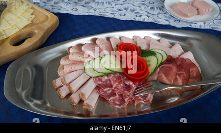 Frühstückstisch mit Platten mit Aufschnitt, Gemüse und andere Köstlichkeiten in Deutschland Stockfoto