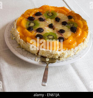 Obst Torte am deutschen Mittagessen gekrönt Stockfoto