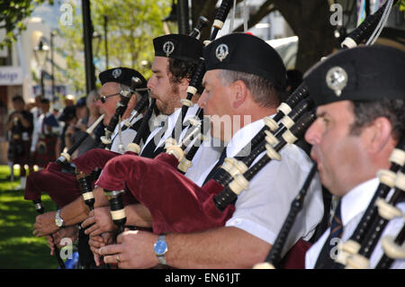 DUNEDIN, NEW ZEALAND, 21. Februar 2010: Rohr-Band-Mitglieder führen in Dunedin Pipe Band Wettbewerb am 21.02.2010 Stockfoto