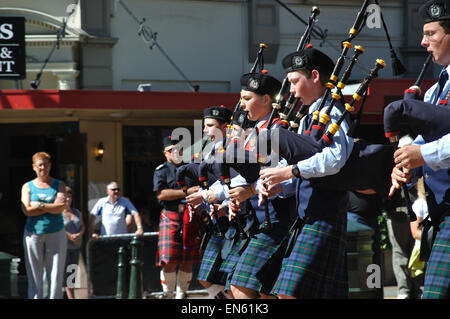 DUNEDIN, NEW ZEALAND, 21. Februar 2010: Schulmädchen in Dunedin Pipe Band Wettbewerb durchführen Stockfoto