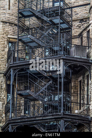 Ungewöhnliche Eisen Feuerleiter an einem alten Gebäude in Montreal, Quebec, Kanada Stockfoto