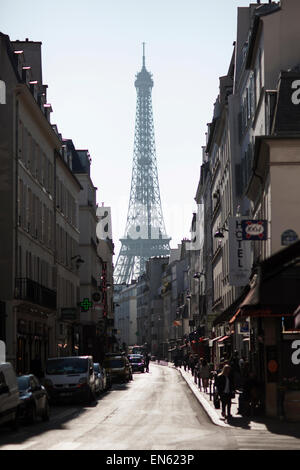 Blick auf den Eiffelturm von Paris Straße Stockfoto