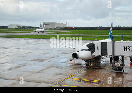 BRISBANE, Australien: März 8: Verkehrsflugzeuge auf dem Rollfeld auf 03.08.2013 am Brisbane International Airport. Stockfoto