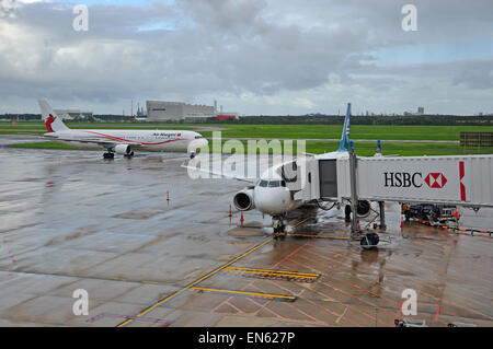 BRISBANE, Australien: 8. März 2013: Verkehrsflugzeuge auf dem Rollfeld auf 03.08.2013 am Brisbane International Airport. Stockfoto