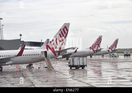 BRISBANE, Australien: März 8: Verkehrsflugzeuge von Virgin Airlines aufgereiht auf dem Rollfeld auf 03.08.2013 am Flughafen Brisbane Stockfoto