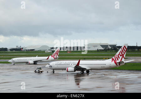 BRISBANE, Australien: März 8: Verkehrsflugzeuge von Virgin Airlines aufgereiht auf dem Rollfeld auf 03.08.2013 am Flughafen Brisbane Stockfoto