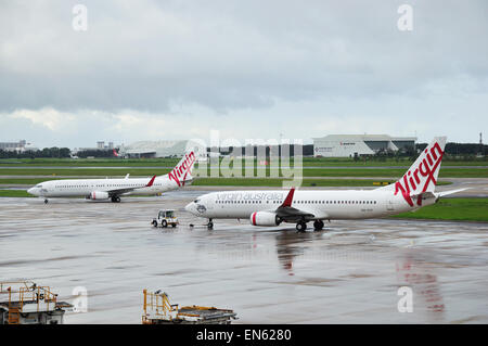 BRISBANE, Australien: März 8: Verkehrsflugzeuge von Virgin Airlines aufgereiht auf dem Rollfeld auf 03.08.2013 am Flughafen Brisbane Stockfoto